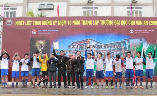 Lãnh đạo trường Đại học Chu Văn An (tỉnh Hưng Yên) trao giải Nhất bóng đá nam cho Đoàn trường THPT thành phố Hưng Yên
